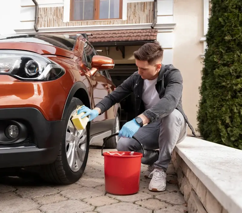 Lavage auto à domicile Bazoges-en-Pareds : professionnel intervenant sur un véhicule